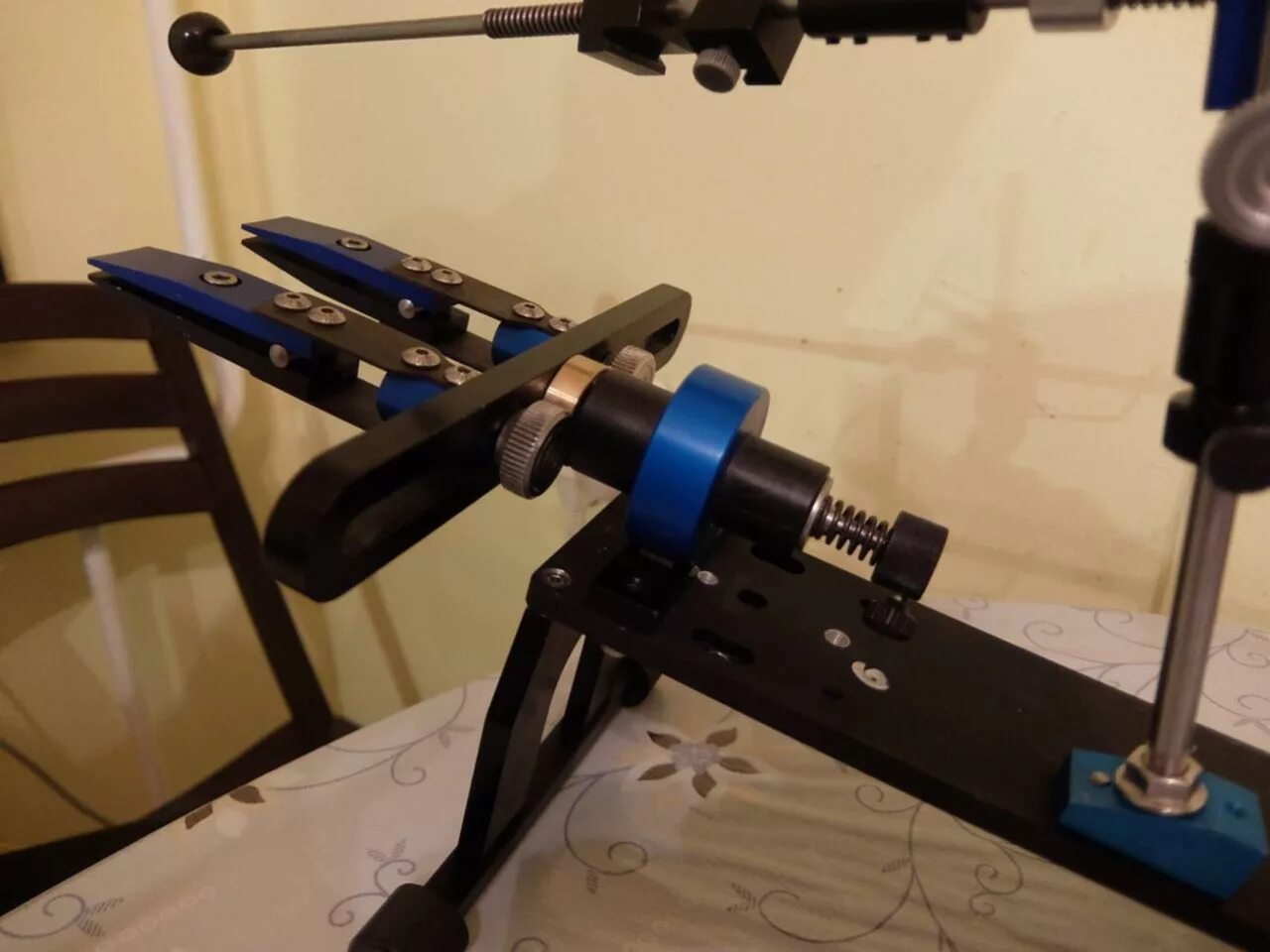 Станок для ручной заточки ножей вектор. Точилка для ножей вектор. Точилка для ножей вектор. Точилка для ножей вектор. Станок для заточки ножей вектор v-prof.