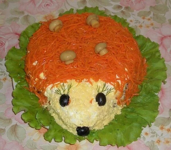 Салат ежик с корейской морковкой и курицей. Салат ежик. украшение салата ежик. салат ёжик с корейской морковкой. салат ёжик с корейской морковкой и курицей.