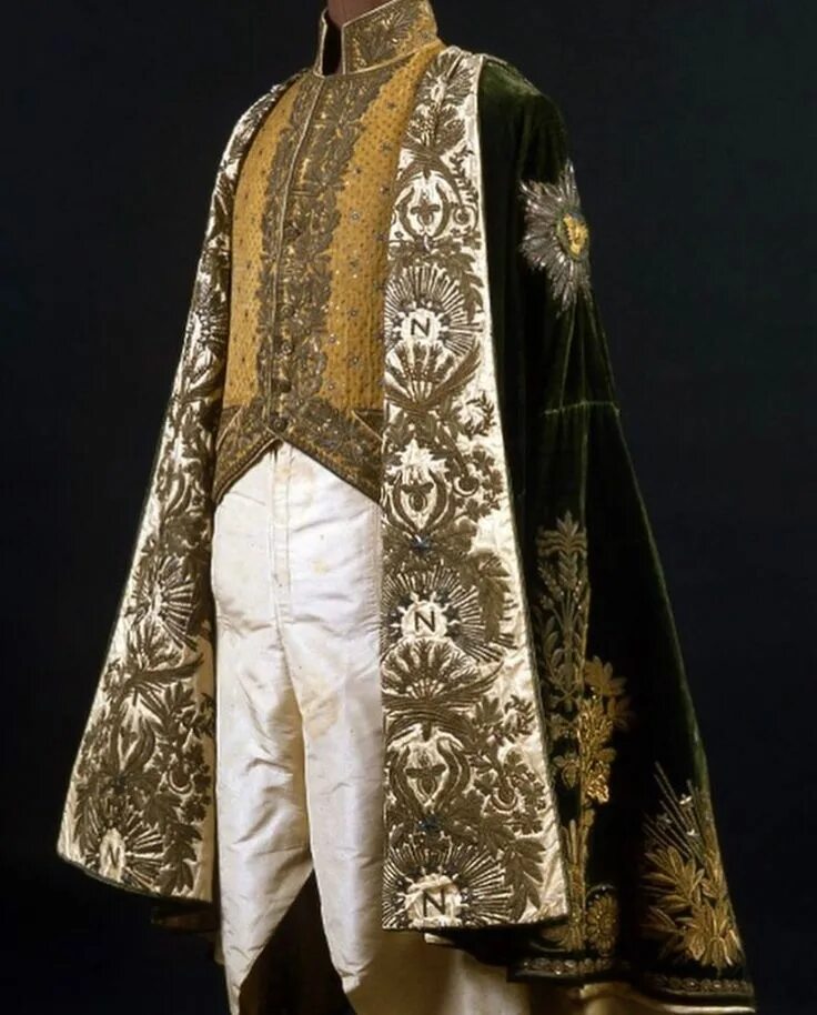 Царские одежды 5 букв. Коронационная мантия Наполеона. Царская мантия 17 век. Короли в мантии 19 века. Одежда Наполеона Бонапарта.