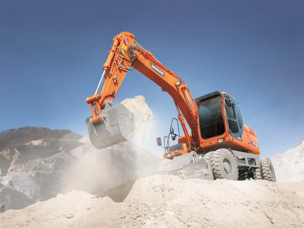 Колёсный экскаватор Doosan dx140w. Колесный экскаватор Doosan dx210w. Экскаватор колесный Doosan 210w. Дусан 210 колесный. Экскаватор дусан колесный