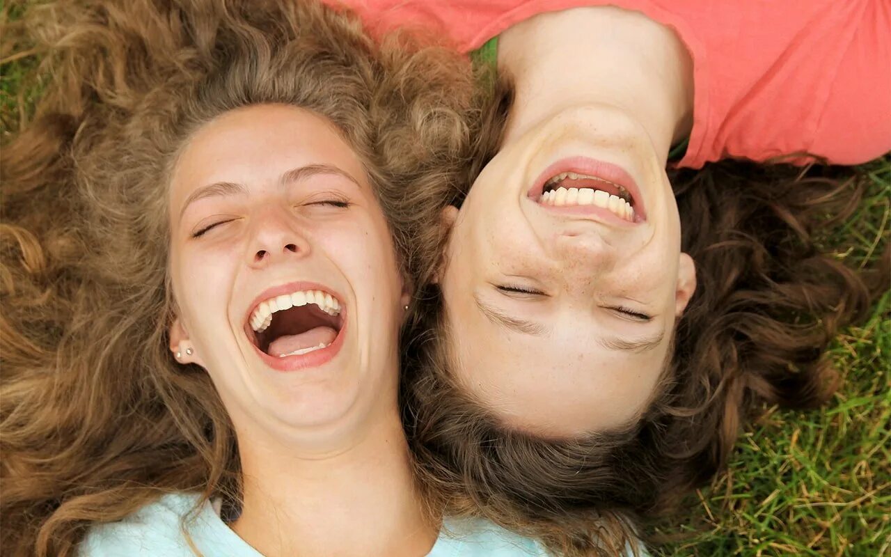 Счастье это положительная эмоция. Положительные эмоции. Человек, который смеется. Женщина смеется. Радостные эмоции.