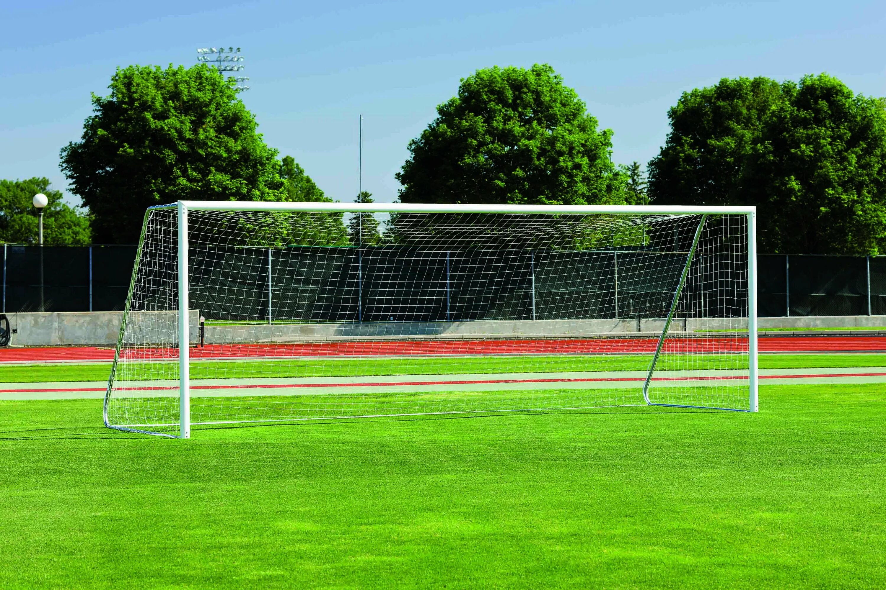 Размеры ворот футбольного поля. Ворота футбольные soccer goal. футбольные ворота 1200 630. футбольное поле с воротами. футбольные ворота на стадионе.