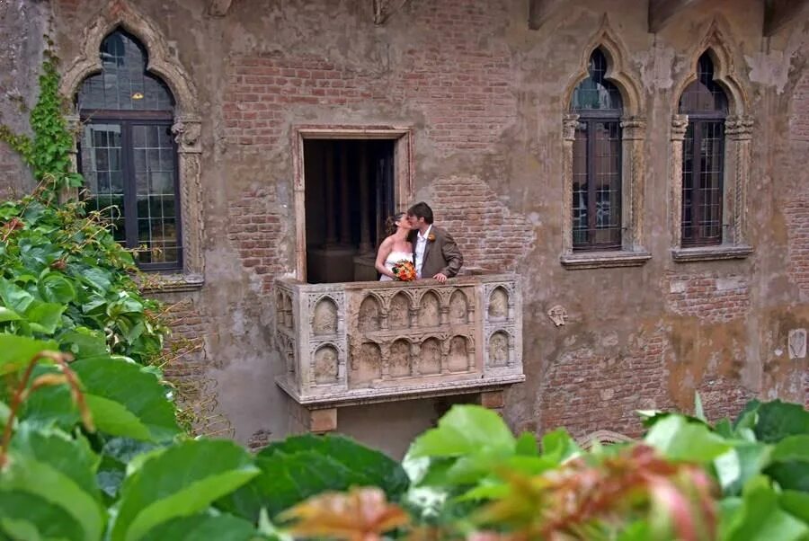 Статуя джульетты в вероне. Балкончик джульетты в вероне. Romeo juliet verona. Дом ромео и джульетты в вероне. Romeo juliet verona.