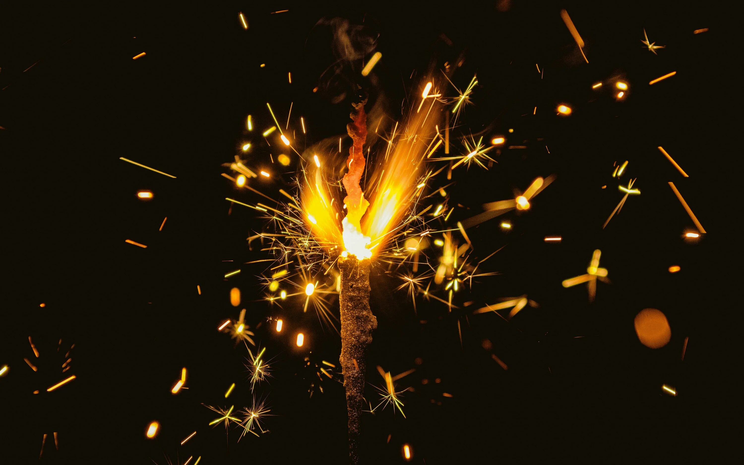 Горящие бенгальские огни. Бенгальский огонь на черном фоне. Бенгальские огни. Бенгальский огонь на черном фоне. Искры.