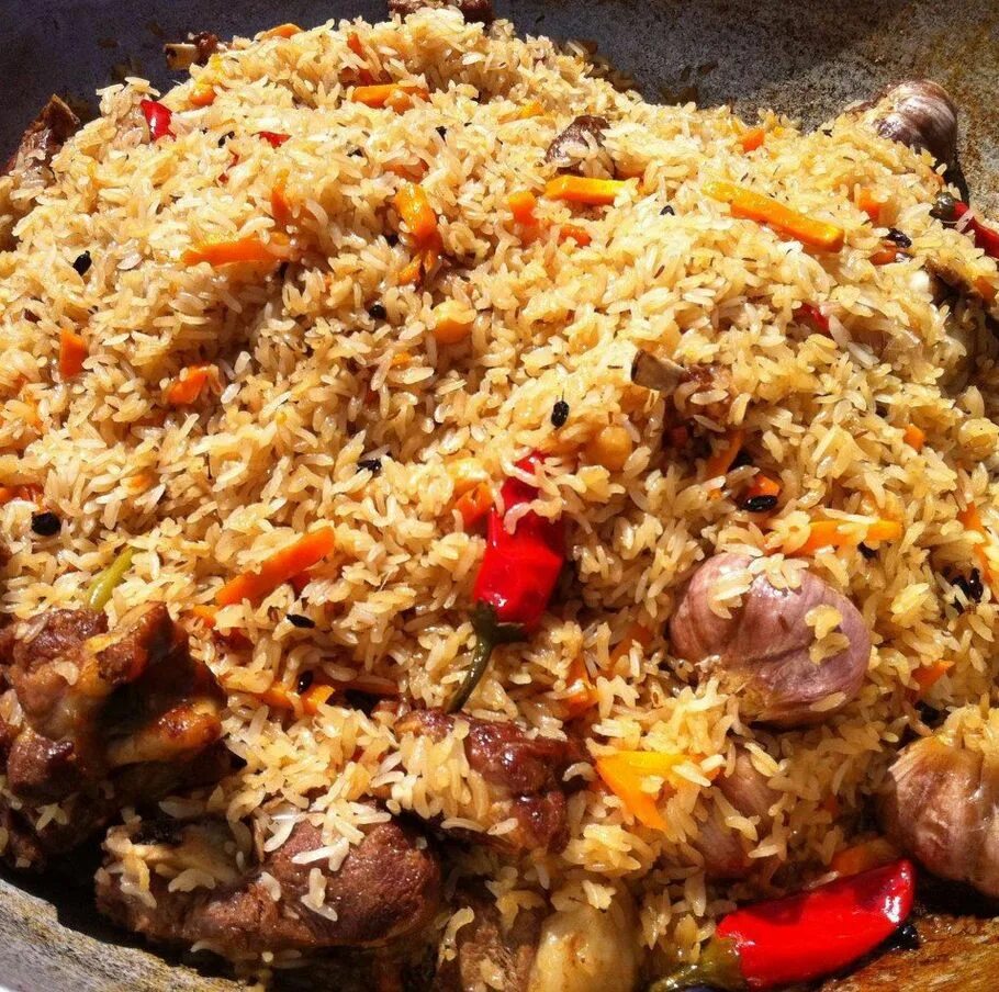Плов на костре. Plov узбекский. Плов в казане на огне. Рис с говядиной. Рецепт приготовления плова из говядины в казане.