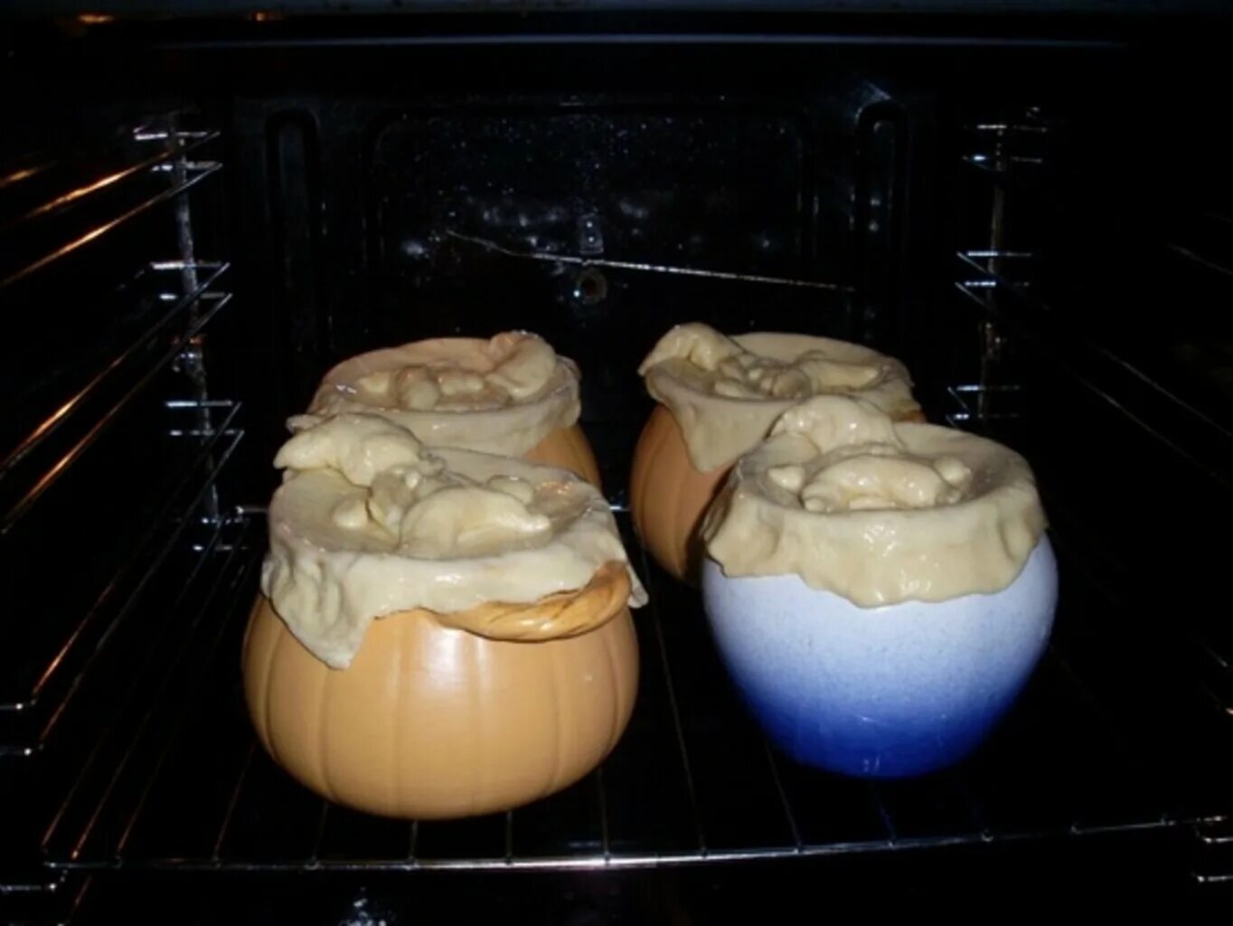 Жаркое в горшочках из теста. Мясо в горшочке из теста. Как приготовить горшочки из теста. Курица в горшочке из теста. Съедобные горшочки из теста.