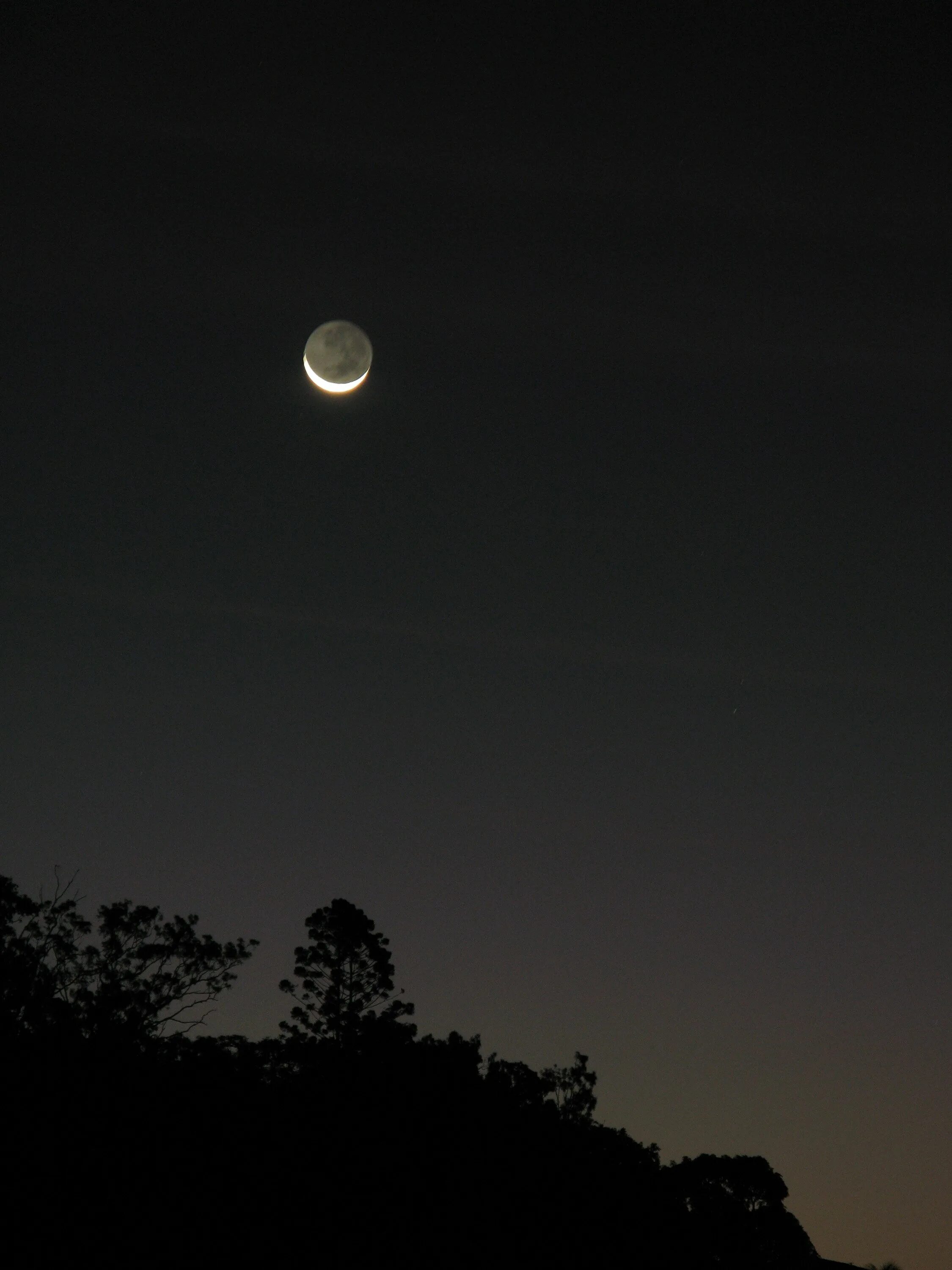 Ночной пейзаж. Луна на черном небе. Темнота и луна. Луна в дымке. Загадочное темное небо.