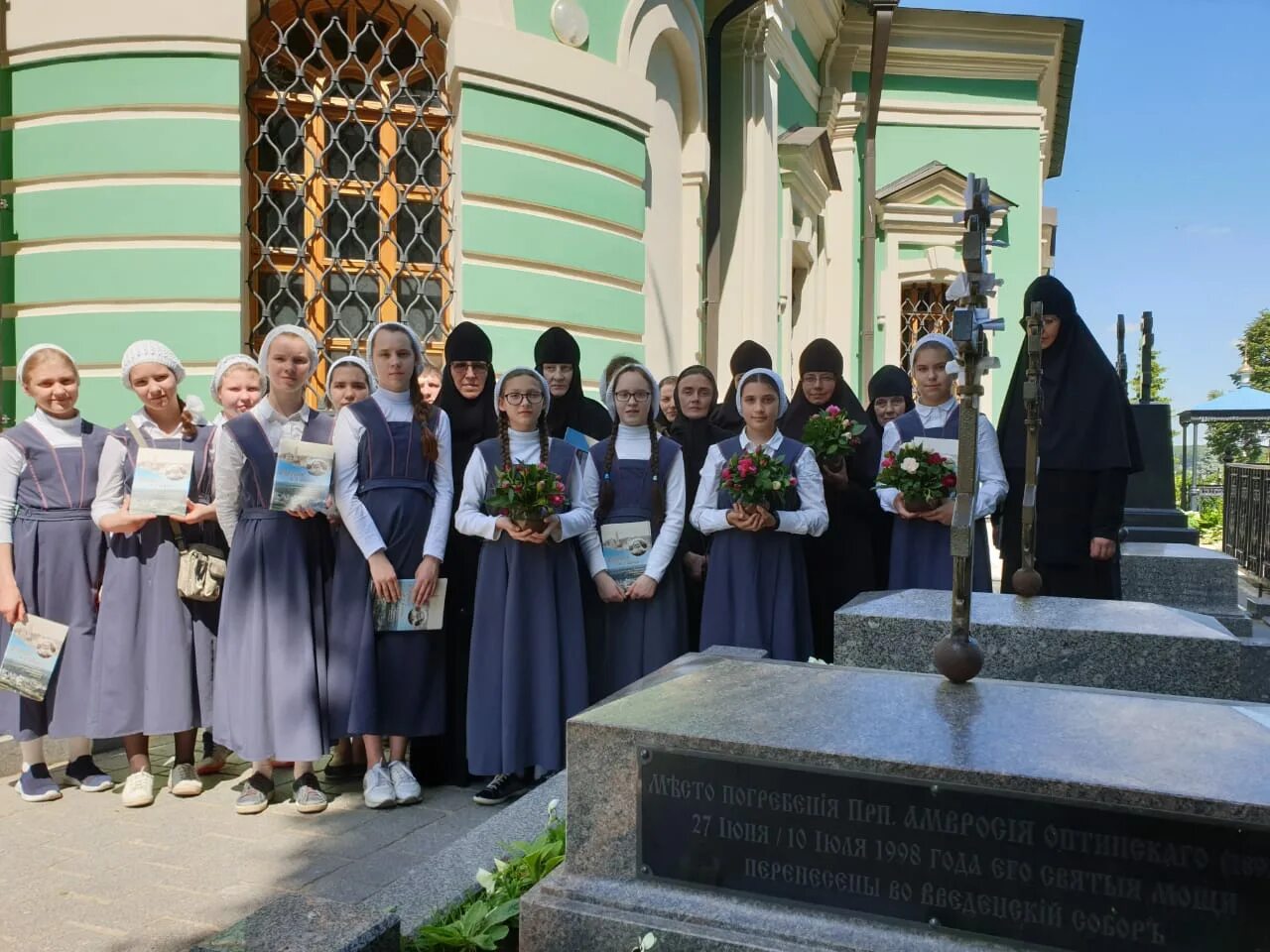 Николо-Сольбинском монастыре. Николо Сольбинский монастырь школа. Сольба женский монастырь школа. Монастырь Николо-Сольбинский женский монастырь. Оптинские песнопения