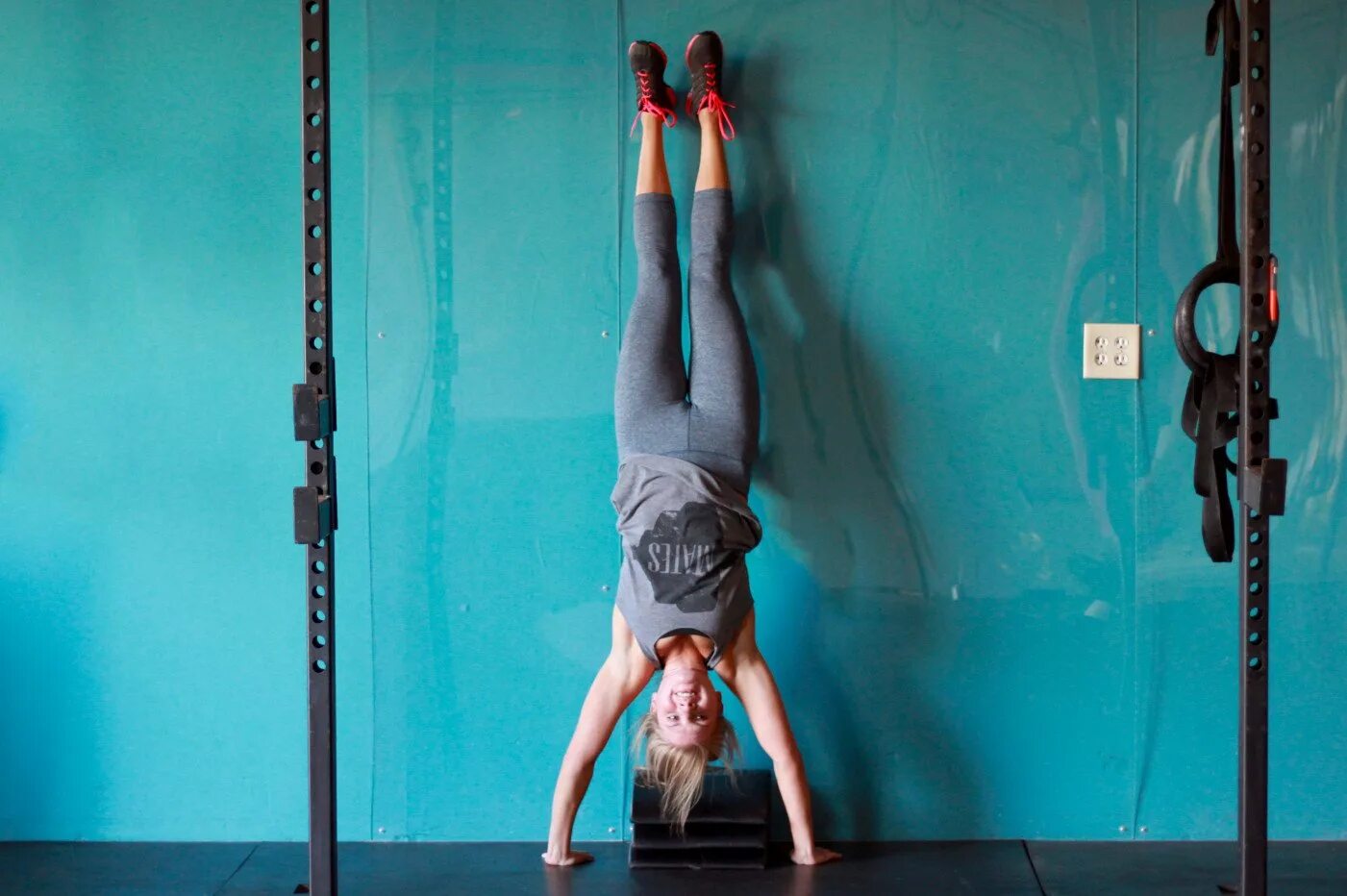 Висеть вниз головой на дереве. Подвешенная голова. Девочка на дереве вниз головой. Шибари подвешивание. Петля глиссона для позвоночника.