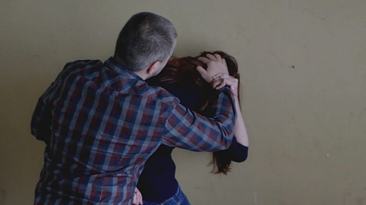 Нападение на девушку на улице. Старперы и насилие молодой. Полицейский задерживает девушку. Маньяк напал на девочку в лифте. Напал на девочку в подъезде.