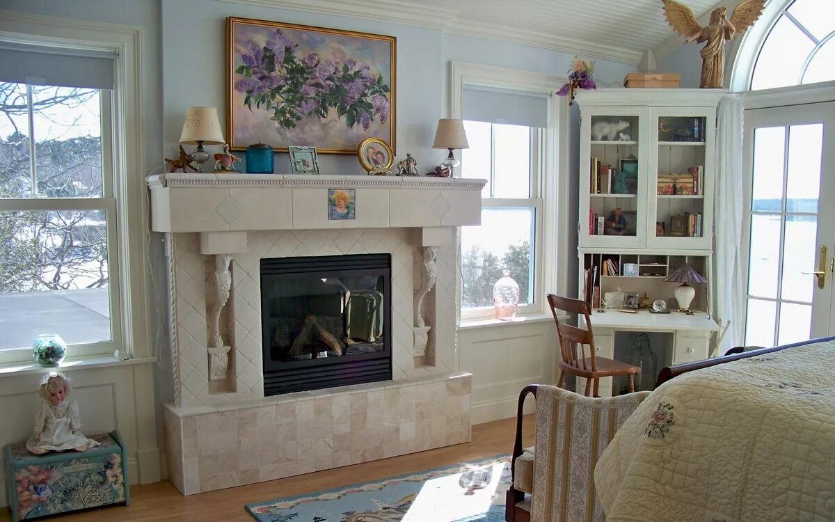 There is a an fireplace