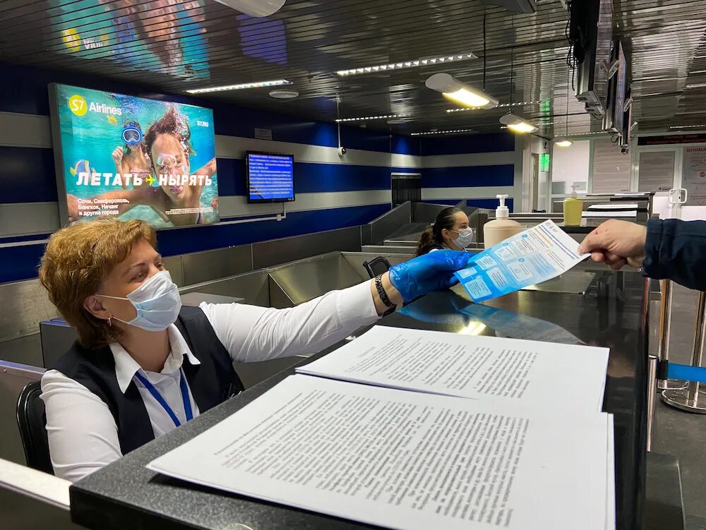 Пассажиры отложенных рейсов. Пассажиры в аэропорту. стойка регистрации пассажиров. обслуживание в аэропорту. обслуживание пассажиров в аэропорту.