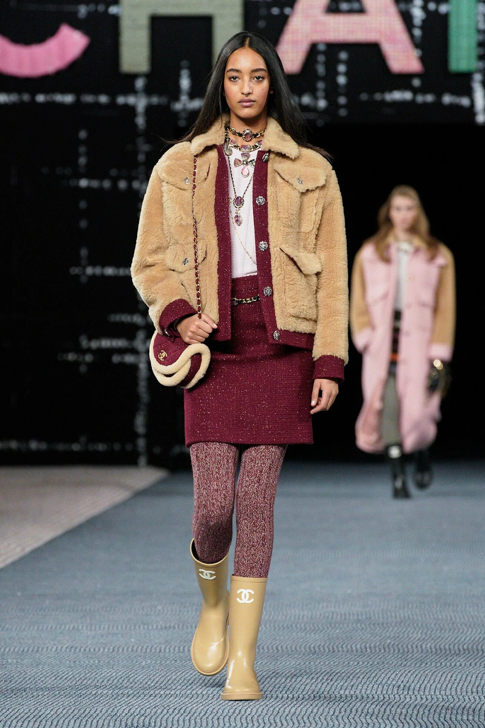 Коллекция дольче габбана 2023. Dior fall 2022. Коллекция шанель 2022 осень зима. Коллекция фенди осень зима 2021 2022. Осень-зима 2023 париж показ мод.