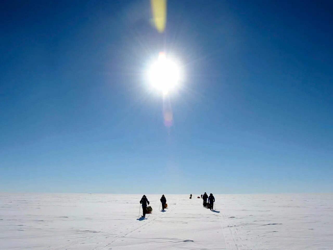 На полюсах всегда день. Арктика Южный полюс. Южный полюс Полярный день. Солнце на Северном полюсе. Полярный день на Северном полюсе.