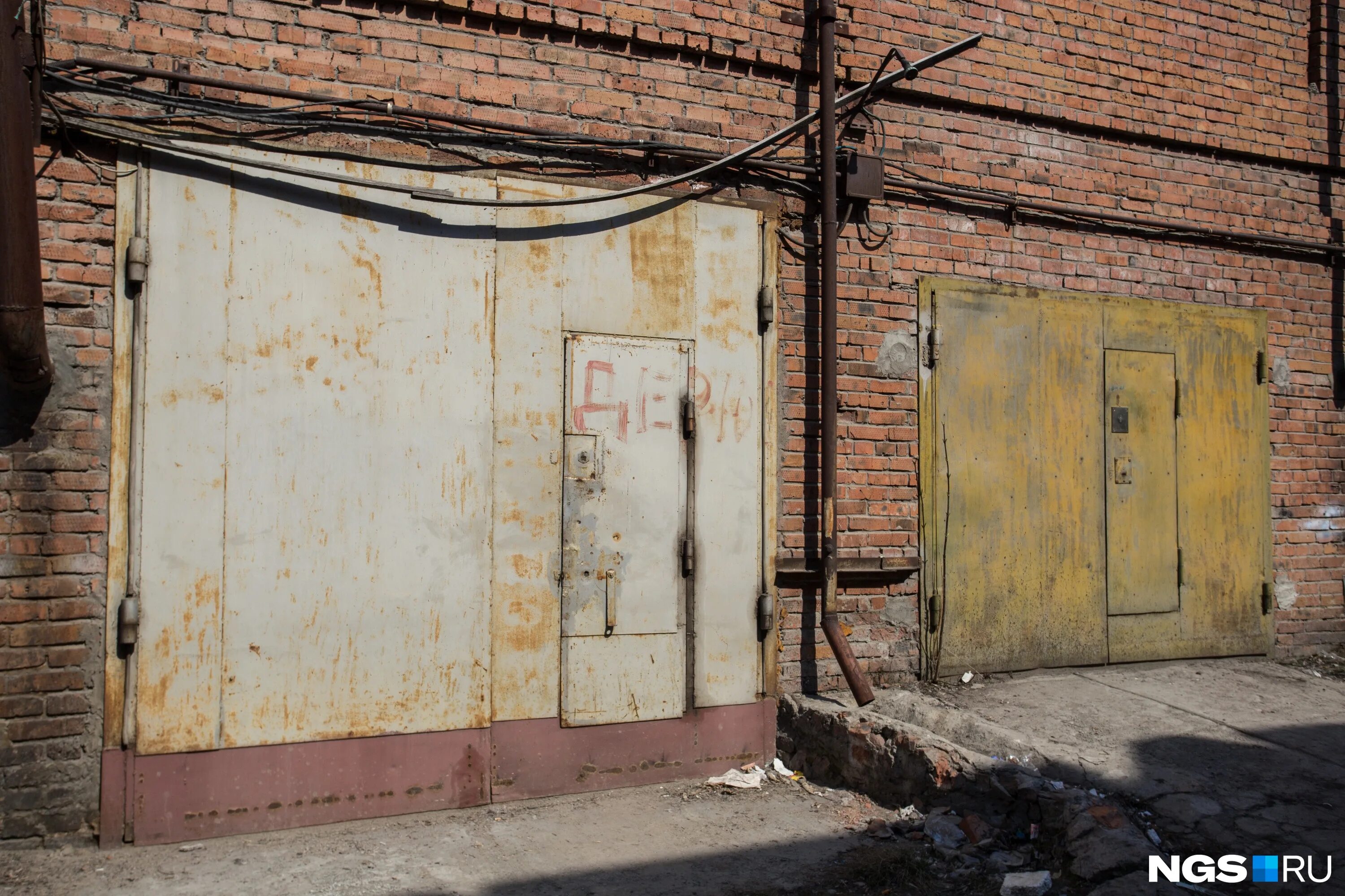 Включи закрыть гараж. Кирпичный гараж в частном доме советского периода. Включи закрыть гараж. Авто в гараже зимой. Включи закрыть гараж.