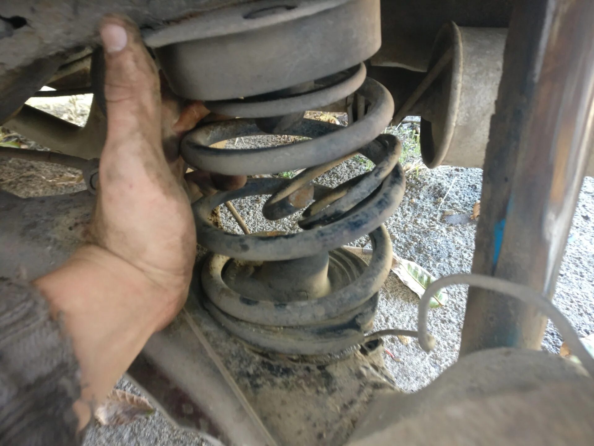 Поменять пружину. Поменять пружину. Передний амортизатор аванте 2011. Пружина амортизатора киа оптима. Стойка амортизатора с пружиной.