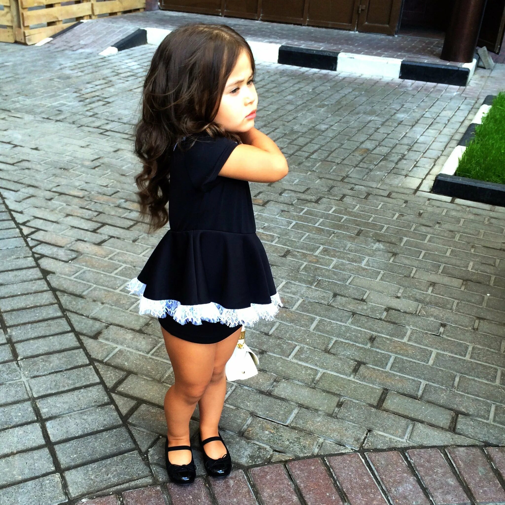 Маленькие дети с черными волосами. Ариела Самойлова дочь Джигана. Дочери Джигана в платьях.