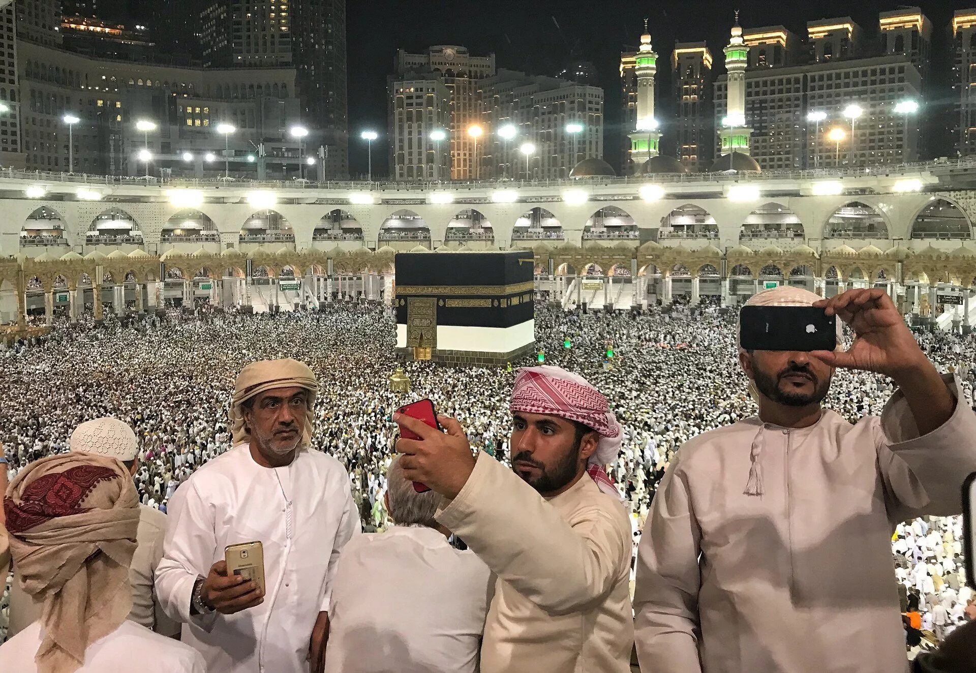 Саудовская Аравия паломничество Мекка. Рамзан Кадыров Кааба Саудовская Аравия. Мекка паломники Саудовская Аравия. Король Саудовской Аравии в Мекке. Время в мекке на сегодня