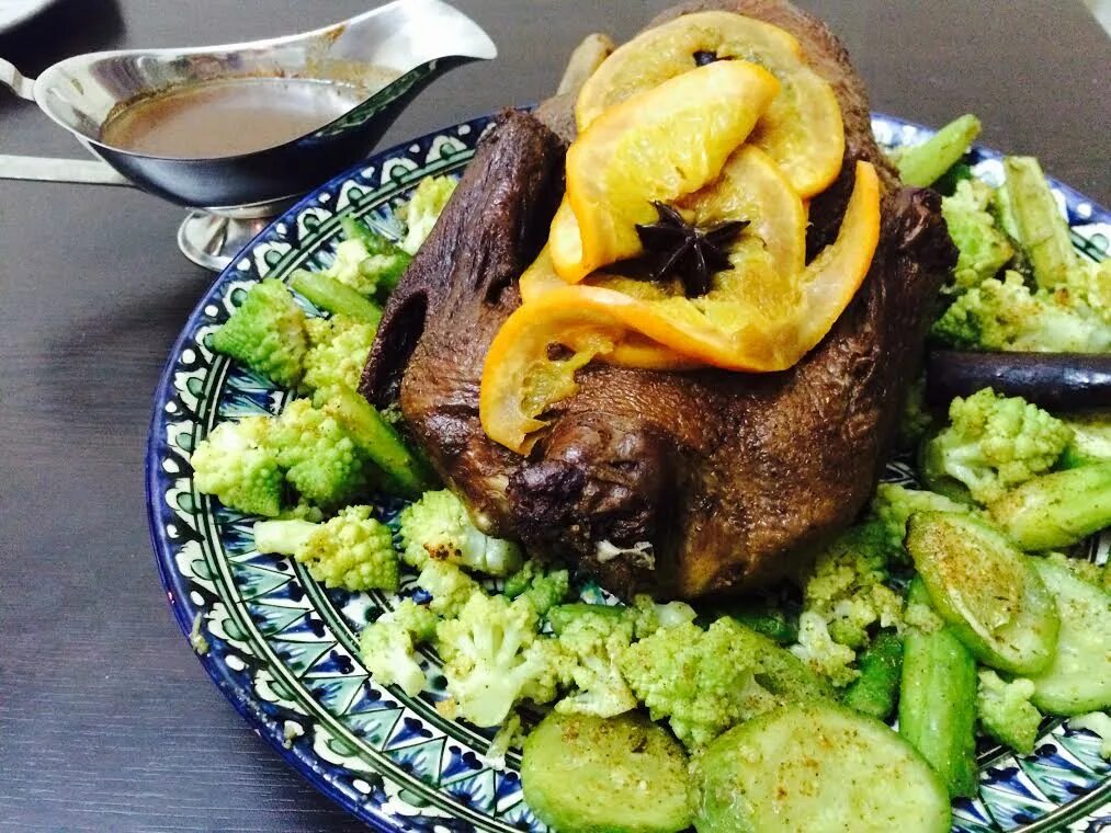 утка запеченная в духовке. утка с гарниром. запеченная утка с овощами. утка в духовке какой гарнир. гарнир к утке с яблоками в духовке.