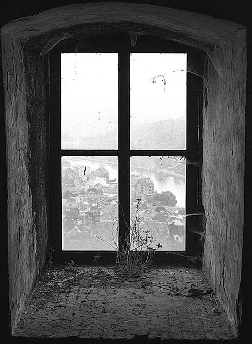 У окна. Старинные окна. Старая оконная рама.