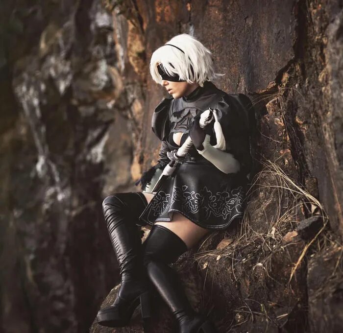 Nier automata cosplay. NIER 2b косплей. Ниер автомата 2b 18. NIER Automata a2 косплей. NIER Automata 2b косплей трусы.