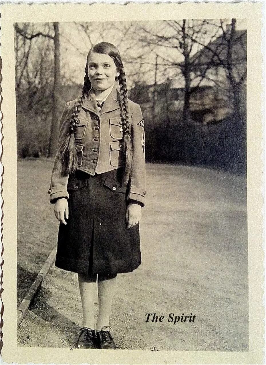 Стоит немецкая девочка. Дирндль октоберфест. Баварское платье дирндль. Карин лебенсборн. Ильзе хирш.