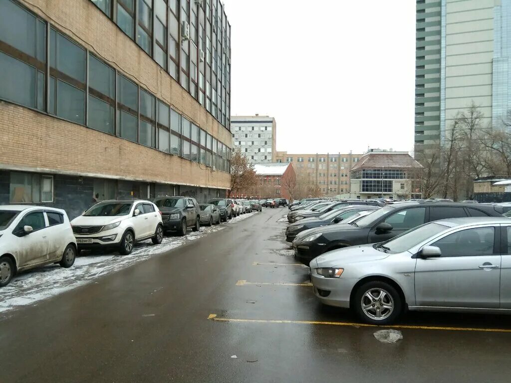 Парковка больших машин. Паркинги на МКАДЕ. Паркинг Семеновский парк. Парковки у МКАД. Парковка на большой грузинской.