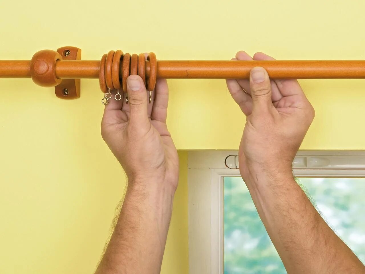 Крепление штор к карнизу. Крючки для штор. Как вешать правильно шторы видео. Как вешать правильно шторы видео. Ролл шторы на пластиковые окна.