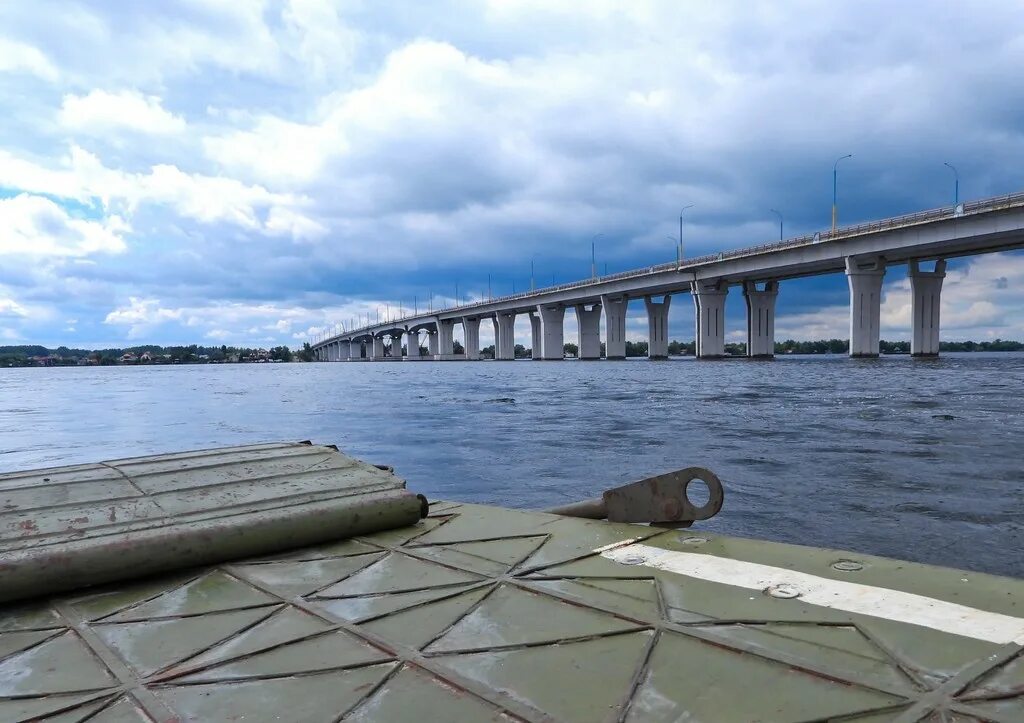Мосты через днепр взорваны. Антоновский мост херсонская область. антоновский мост через днепр. днепр река антоновский мост. антоновский железнодорожный мост херсон.
