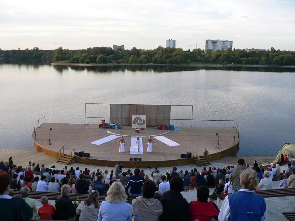 Центр вода в нижнем. Амфитеатр Долгопрудный. Водники амфитеатр. Водная сцена Долгопрудный. Сцена на набережной Нижний Новгород.