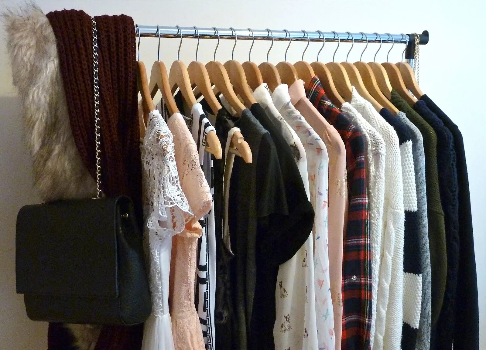 продаем одежду собственного производства. Yeezy season showroom. продаем одежду собственного производства. вешалка для одежды минимализм. дизайнер одежды бренд.