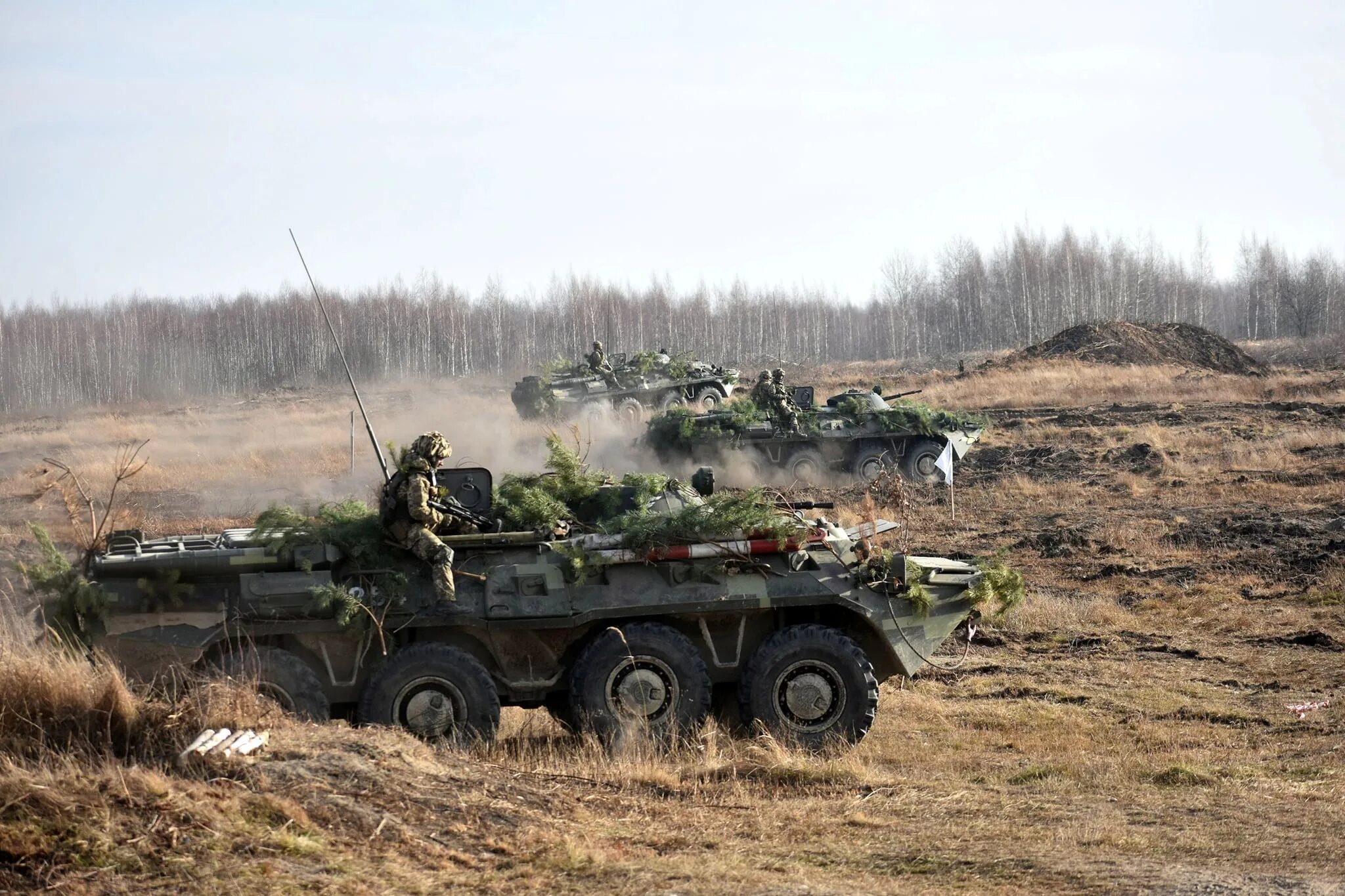 Военные россии против военных украины. Военная техника. Русская Военная техника. Боевая техника России. Военная техника на границе с Украиной.