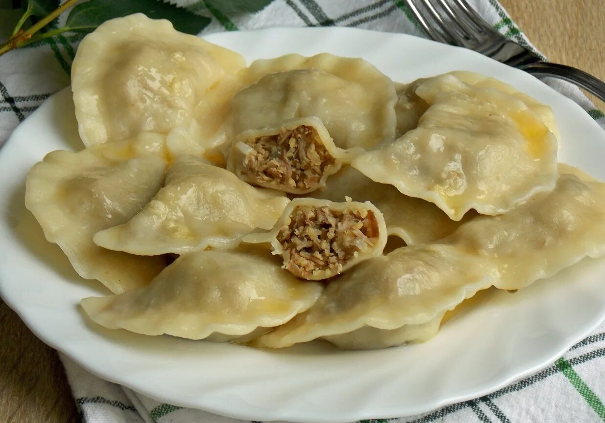 вареники с капустой и мясом. вареники с капустой и фаршем. вареники с капустой. вареники с мясом. вареники с квашеной капустой и картошкой.