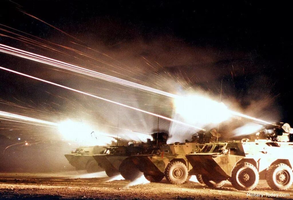 Выстрел артиллерии. Противотанковая артиллерия рапира пушка россии. Залп артиллерии. Артиллерист. Залп 50катюш.