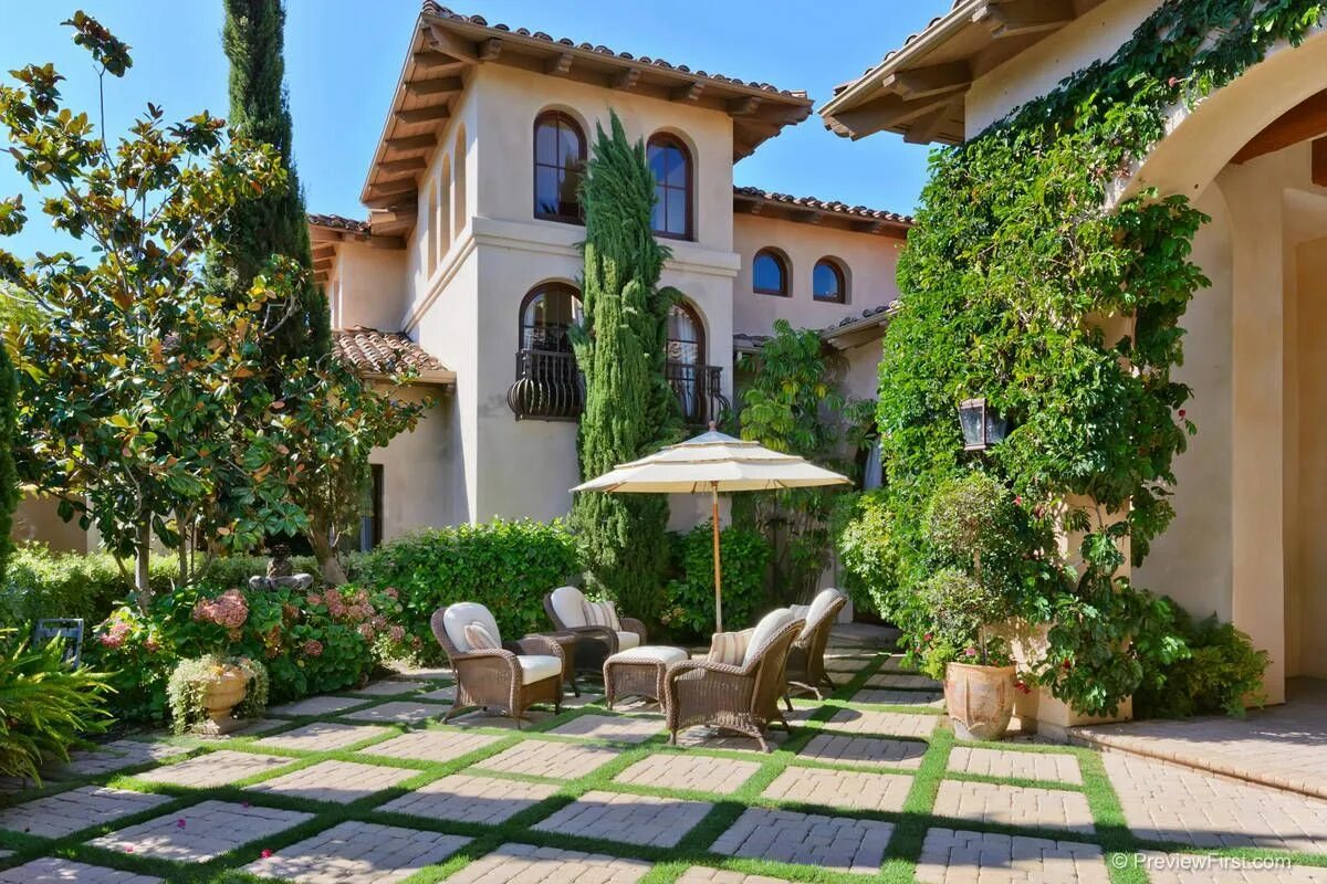 Фестиваль патио в испании кордова. Испано мавританский патио. Патио внутренний дворик в саду испании. Внутренний двор патио в испании. Дворик в испании.