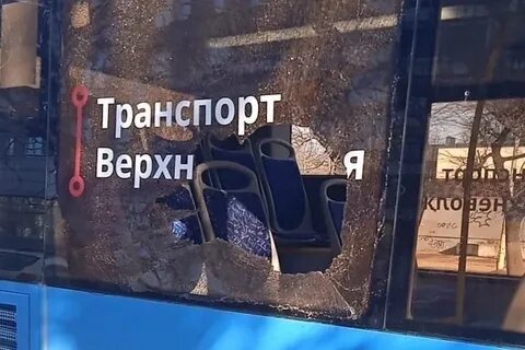 Разбитое окно в автобусе