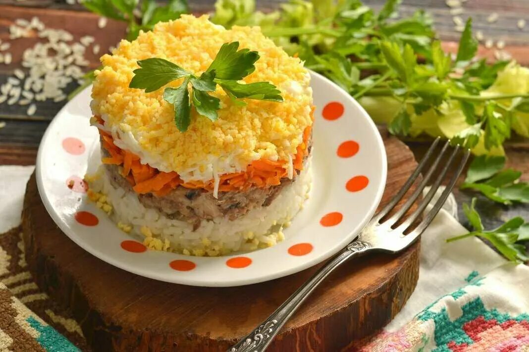 Мимоза со шпротами рецепт. Salat мимоза. салат мимоза с сайрой. салат мимоза с рыбными консервами. мимоза салат с консервой классическая.