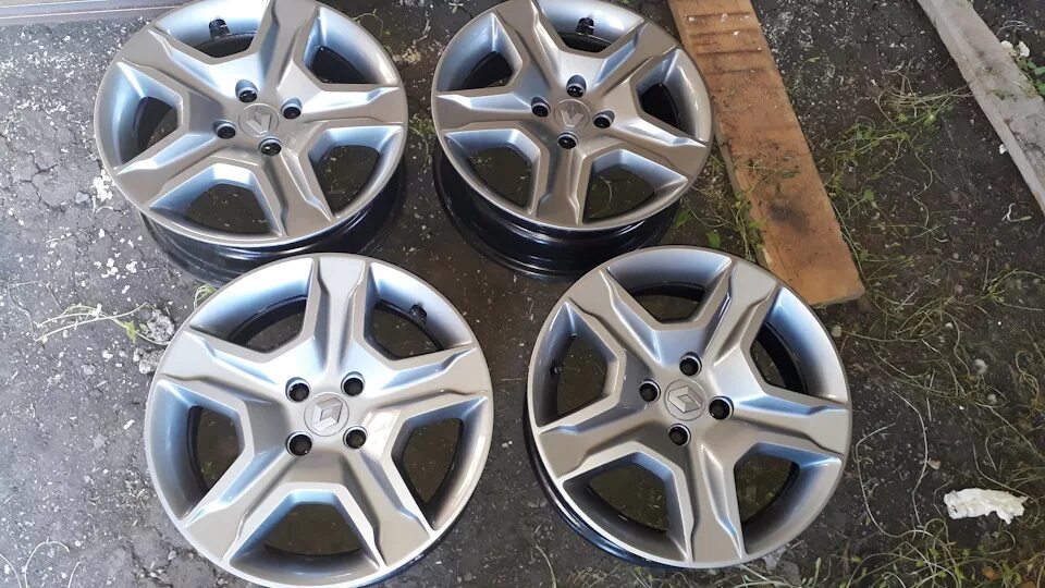 Колеса рено лагуна 2 r16. R15 литые диски renault logan. Диск на рено логан r14. Литые диски рено логан r15. R15 литые диски renault logan.