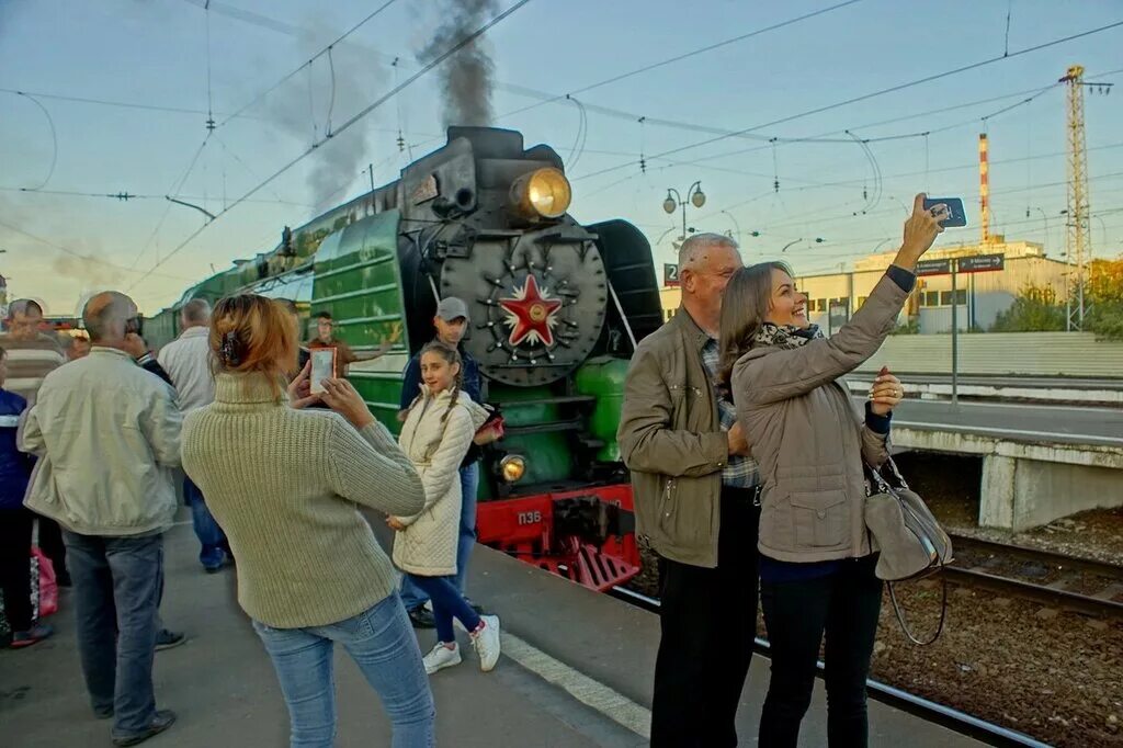 Железнодорожный приезд. Картинка поезда приезд бабушки. Открытки доброе утро, поезд прибывает в столицу.