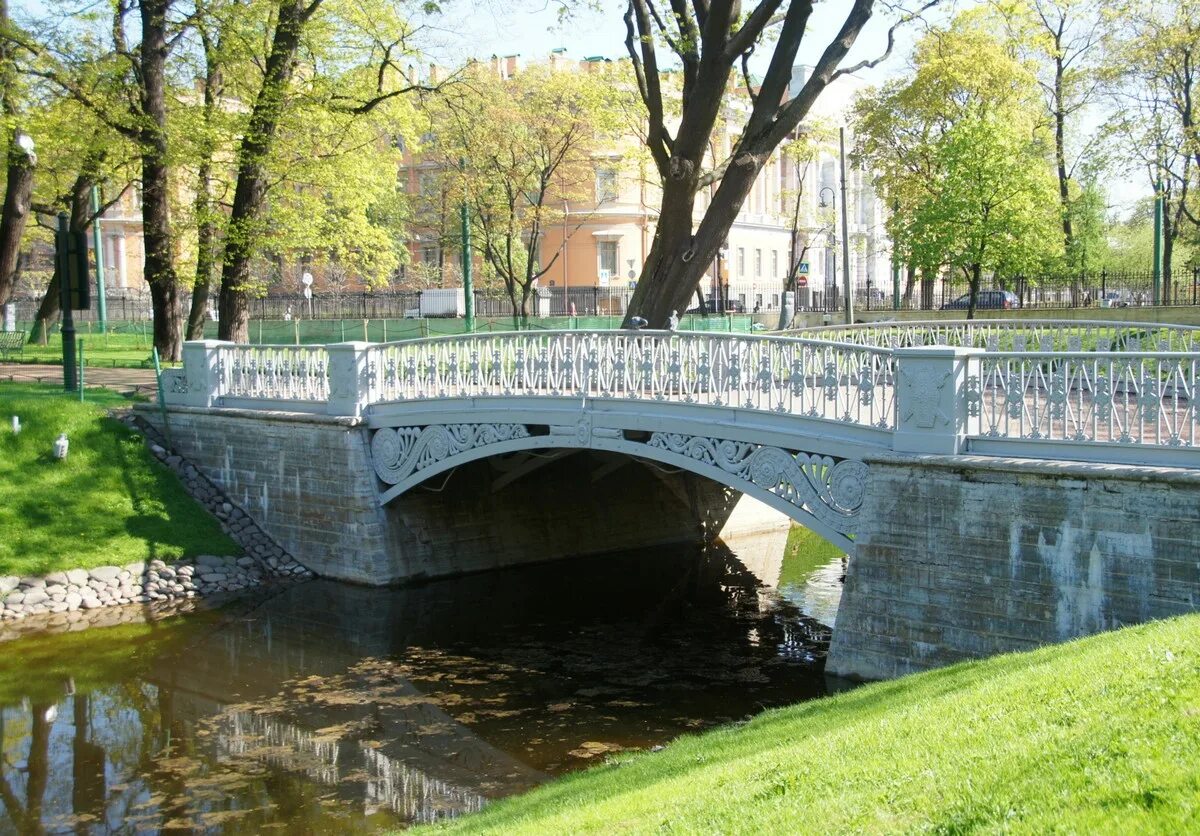 Михайловский сад Санкт-Петербург. Михайловский парк Питер. Чугунный мостик Росси в Михайловском саду. Летний Михайловский сад Питер.