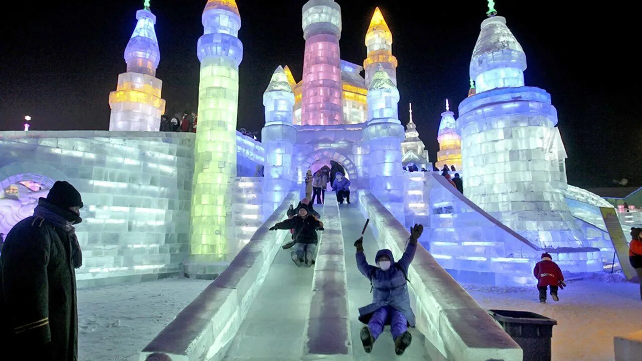 парк косинский ледяная горка. ледяная горка. новый год снег и елки ледяные горки. ледяная. ледяные горки на острове татышев в красноярске.