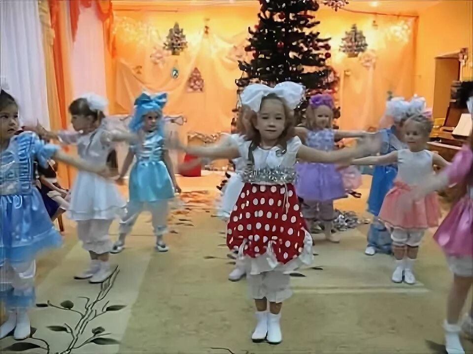 Танец лялечка в детском саду. Кукла современный танец. Танец лялечка ритм. Утренник в яслях. Кукла современный танец.