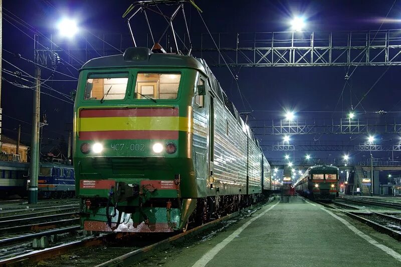 Поезд на перроне. Поезд вечером. Перрон вокзала. Скорый поезд.