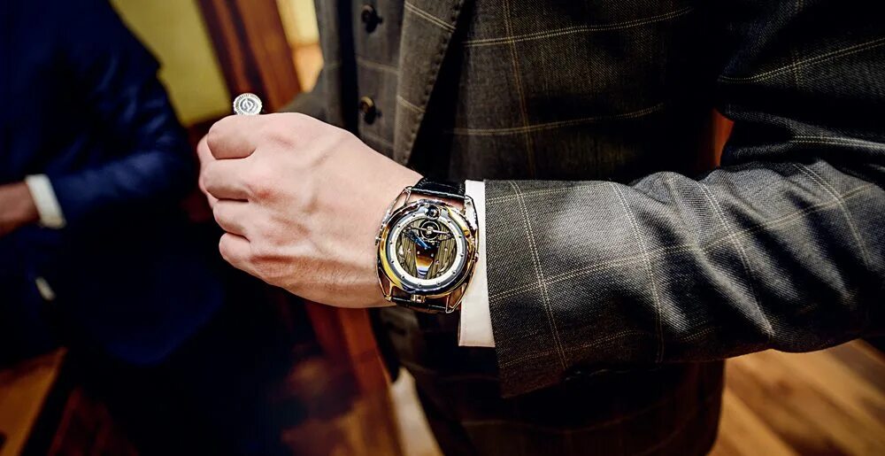 На какой руке носить часы мужские. Часы на руке. Аксессуары для мужчин на руку с часами. Несколько часов на руке. Часы и цепочка на мужской руке.