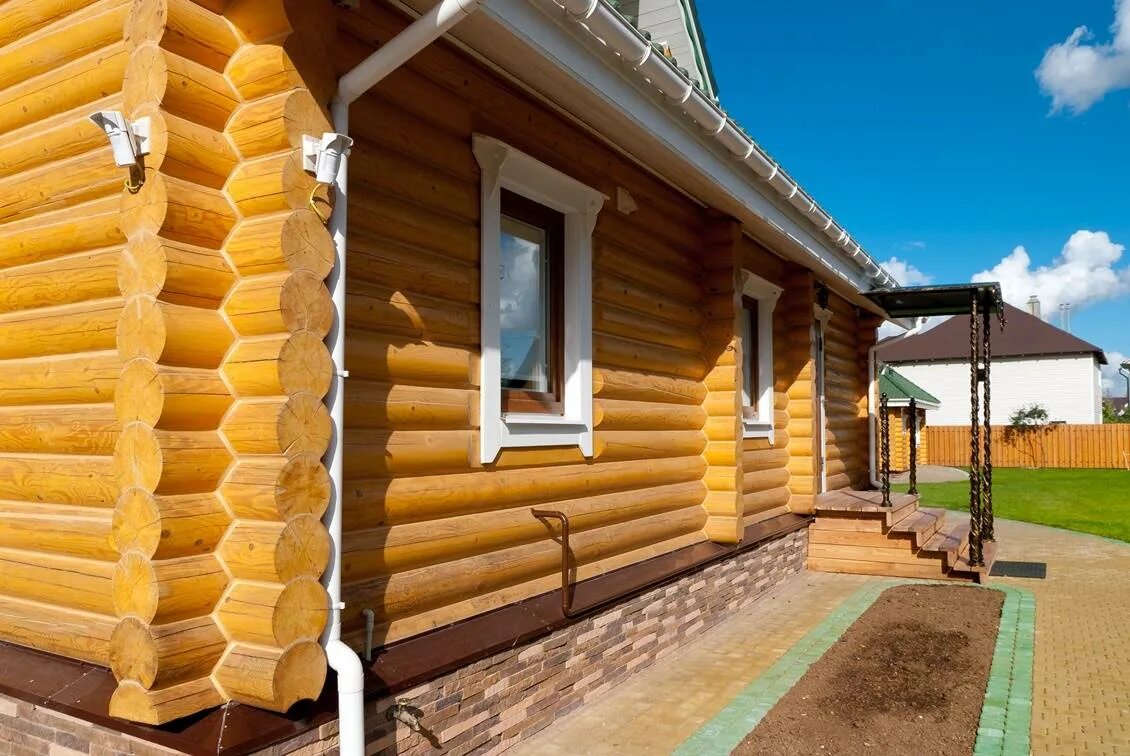 Цоколь из бревен. Наружная отделка бани. Деревянный дом отделанный камнем. Красивый рубленный дом. Отделка бань снаружи.