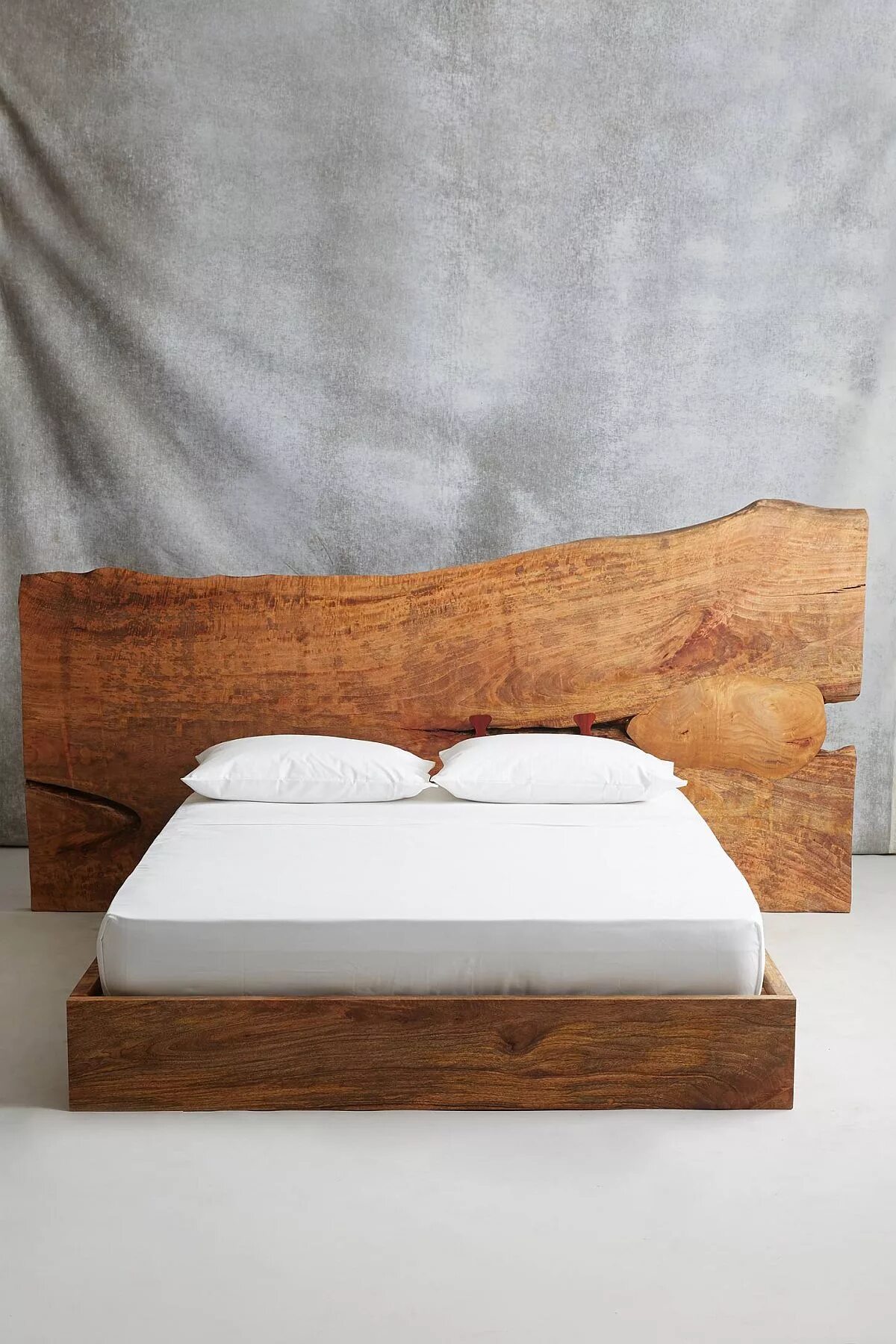 Изголовье кровати из дерева. Кровать с деревянным изголовьем. Кровать с деревянной спинкой. Кровать из цельного дерева.