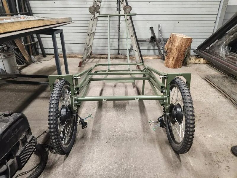 старинное колесо. телега двуколка. колесо повозки. телега с джавелином. конная телега.