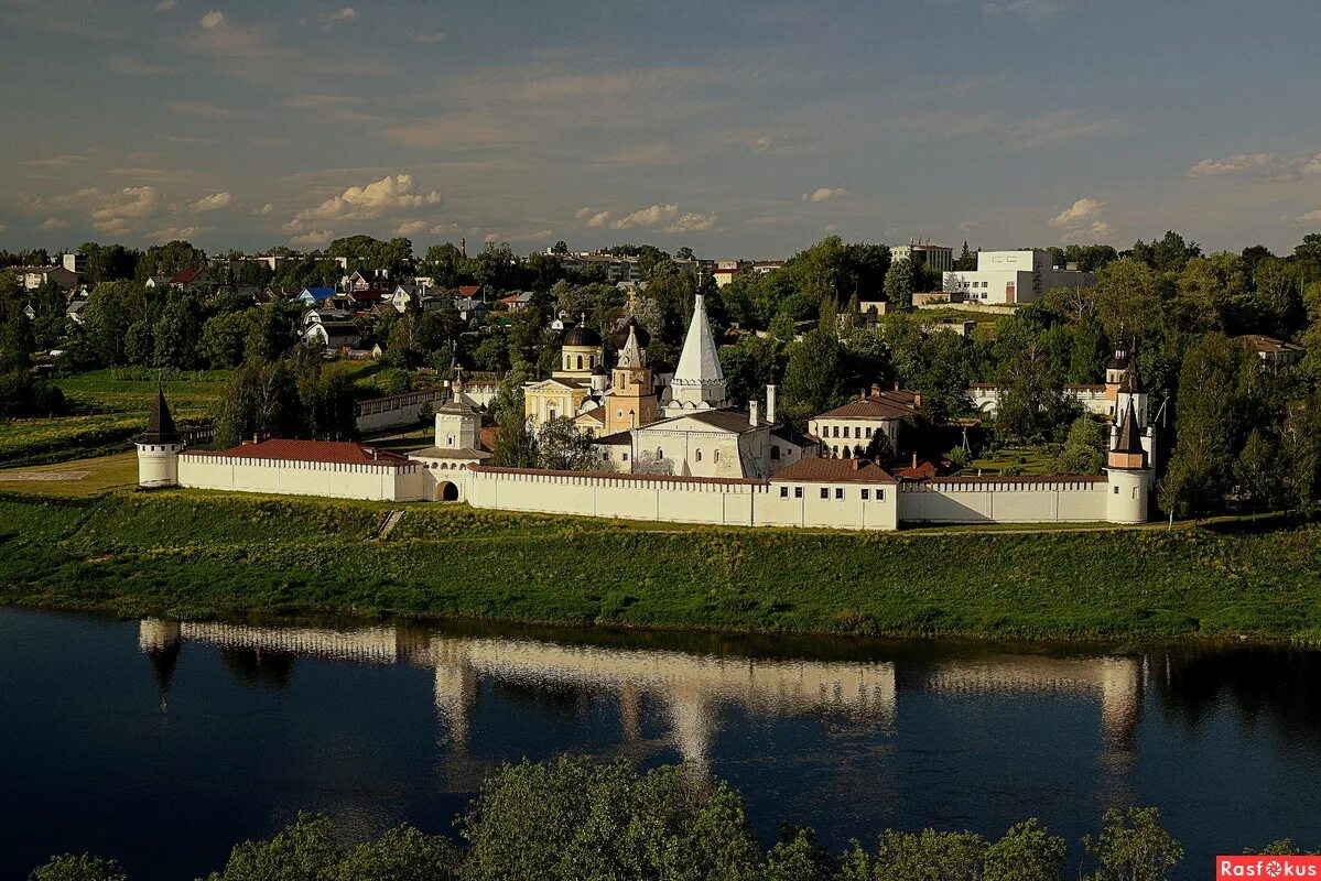 Старица монастырь. Старица монастырь