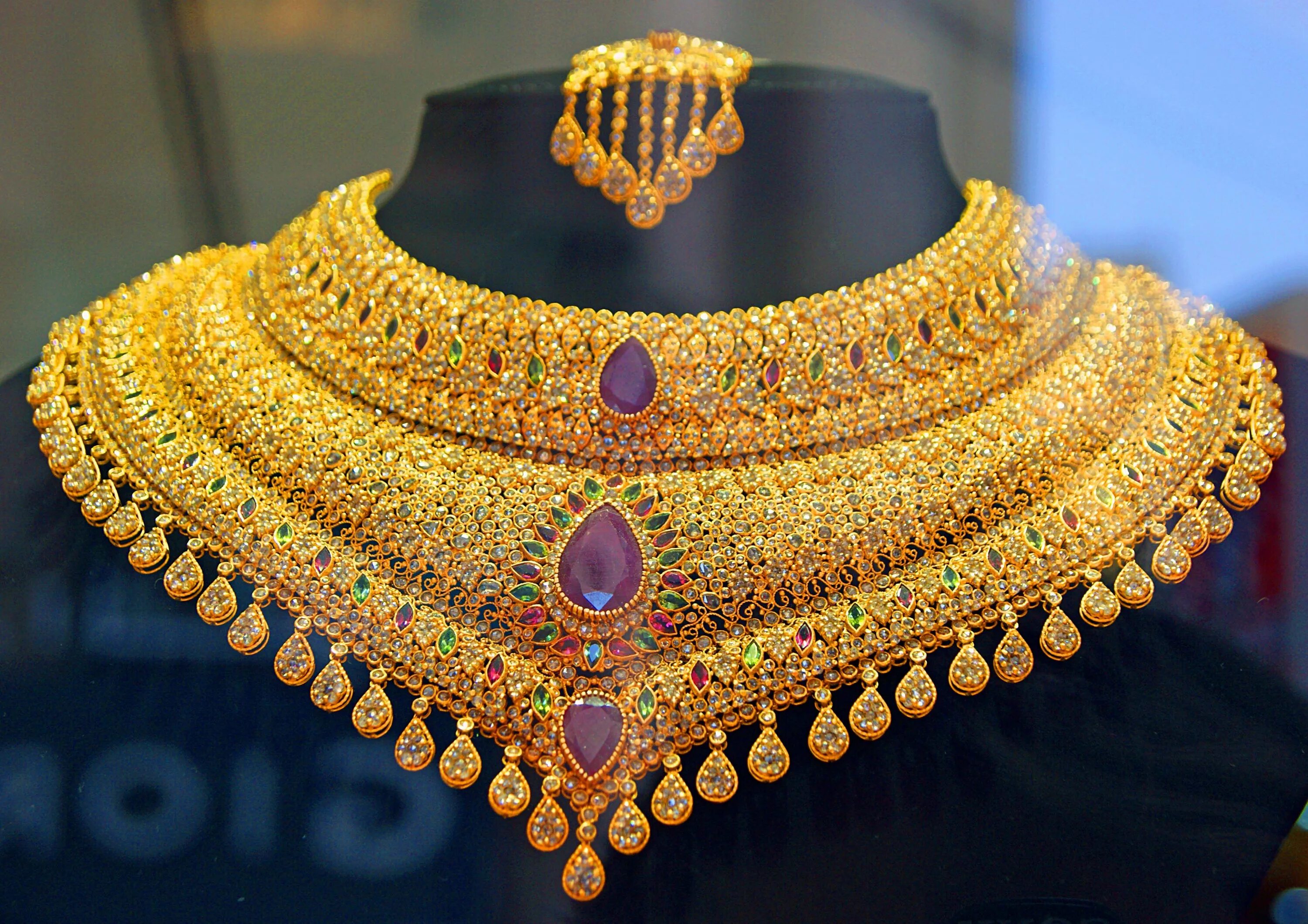 Dubai jewellery. Золотой рынок. Pure gold jewellers dubai. Эмиратское золото. Арабское колье.