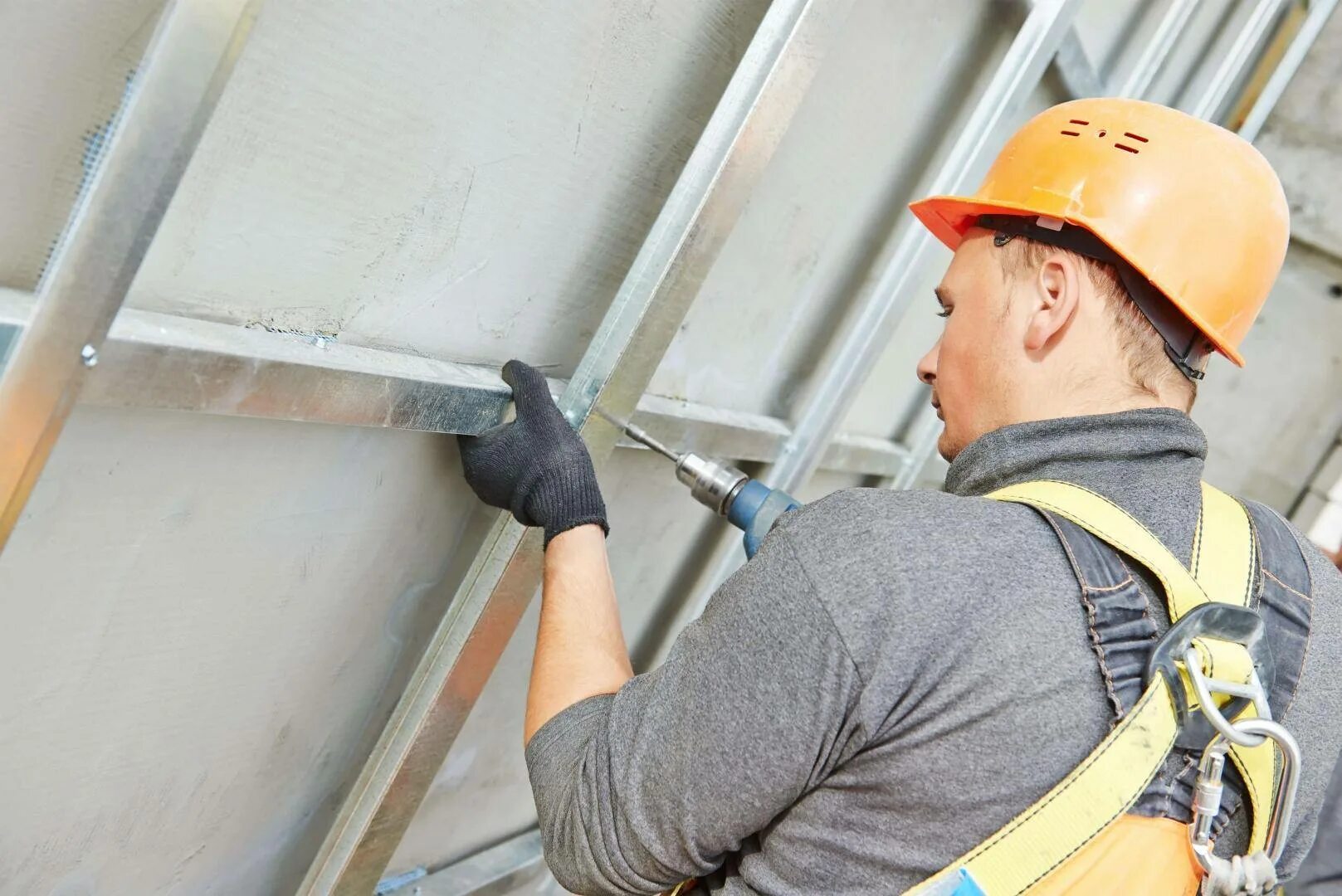 Маляр строительный. Строительные профессии штукатур. Плотник штукатур. Плотник штукатур. Штукатур маляр.